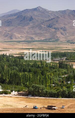 Blick auf agrarlandwirtschaftlich bebautes Feld und Dorf auf Hochland, Straße 78, Zagros Berge, Islam Abad, Fars Provinz, Iran, Persien, Westasien, Asien Stockfoto