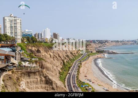 Peru Lima Miraflores Malecon de la Reserva, Pazifikküste, Circuito de Playas Playa las Piedritas Costa Verde Highway, Küstenklippe mit Blick auf Parag Stockfoto