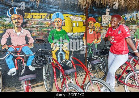 Johannesburg Südafrika, Soweto, Lebo's Backpackers Hostel Fahrrad-Verleih Shop schwarz African, Frau Führer Mitarbeiter Mitarbeiter Wand Wandbild Kunst, Stockfoto