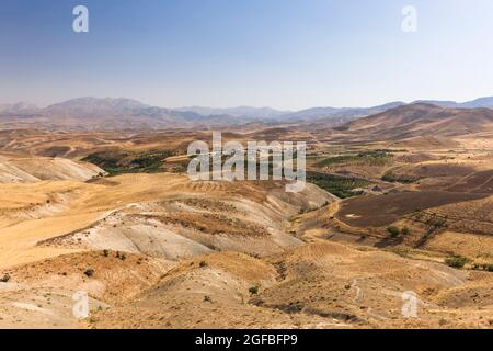 Blick auf agrarlandwirtschaftlich bebautes Feld und Dorf auf Hochland, Straße 78, Zagros Berge, Kharestan Sofla, Fars Provinz, Iran, Persien, Westasien, Asien Stockfoto