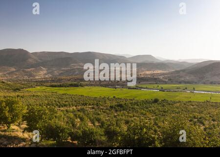 Abend des landwirtschaftlichen Feldes und des Flusses Kor auf Hochland, Zagros-Gebirge, in der Nähe von Garmeh, Fars Provinz, Iran, Persien, Westasien, Asien Stockfoto