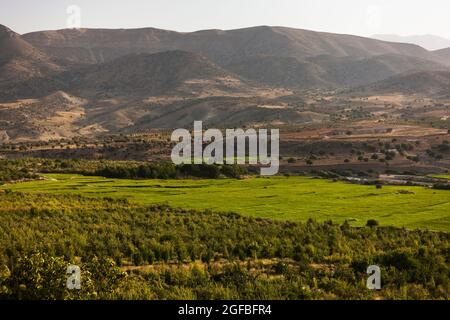 Abend des landwirtschaftlichen Feldes und des Flusses Kor auf Hochland, Zagros-Gebirge, in der Nähe von Garmeh, Fars Provinz, Iran, Persien, Westasien, Asien Stockfoto