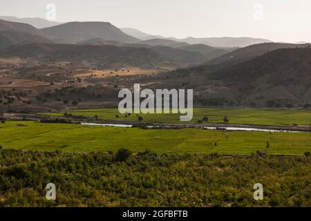 Abend des landwirtschaftlichen Feldes und des Flusses Kor auf Hochland, Zagros-Gebirge, in der Nähe von Garmeh, Fars Provinz, Iran, Persien, Westasien, Asien Stockfoto