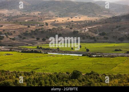 Abend des landwirtschaftlichen Feldes und des Flusses Kor auf Hochland, Zagros-Gebirge, in der Nähe von Garmeh, Fars Provinz, Iran, Persien, Westasien, Asien Stockfoto