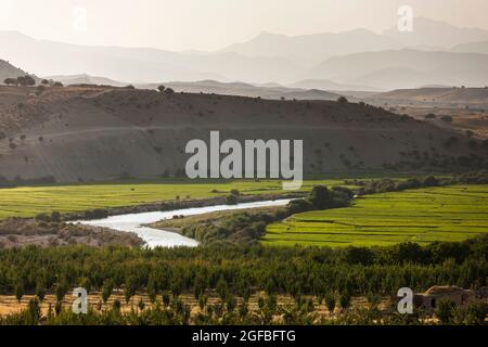 Abend des landwirtschaftlichen Feldes und des Flusses Kor auf Hochland, Zagros-Gebirge, in der Nähe von Garmeh, Fars Provinz, Iran, Persien, Westasien, Asien Stockfoto