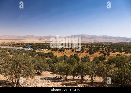 Landwirtschaftliches Feld und Dorf auf Hochland, Persian Royal Road, Alexander der große, in der Nähe von Dalin, Fars Provinz, Iran, Persien, Westasien, Asien Stockfoto