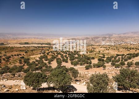 Landwirtschaftliche Feld und Dorf auf Hochland, Alexander der große, in der Nähe von Dalin, Fars Provinz, Iran, Persien, Westasien, Asien Stockfoto