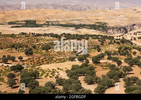 Landwirtschaftliche Feld und Dorf auf Hochland, Alexander der große, in der Nähe von Dalin, Fars Provinz, Iran, Persien, Westasien, Asien Stockfoto