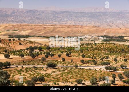 Landwirtschaftliche Feld und Dorf auf Hochland, Alexander der große, in der Nähe von Dalin, Fars Provinz, Iran, Persien, Westasien, Asien Stockfoto