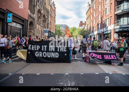 London, Großbritannien. August 2021. Demonstranten versammeln sich während der Demonstration mit Transparenten im Cambridge Circus.‘der Protest des Unmöglichen Rebellions gegen den Klimawandel und die globale Erwärmung, der die Grundursache der Klima- und Umweltkrise anvisiert und die Regierung durch die Aussterbungsrebellion von den Unternehmen für fossile Brennstoffe absetzen will. Kredit: SOPA Images Limited/Alamy Live Nachrichten Stockfoto