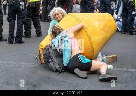 London, Großbritannien. August 2021. Während der Demonstration ketteten sich die Demonstranten am Cambridge Circus zusammen.‘der Protest des Unmöglichen Rebellions gegen den Klimawandel und die globale Erwärmung, der die Grundursache der Klima- und Umweltkrise anvisieren und die Regierung durch Extinction Rebellion von fossilen Brennstoffunternehmen absetzen will. Kredit: SOPA Images Limited/Alamy Live Nachrichten Stockfoto