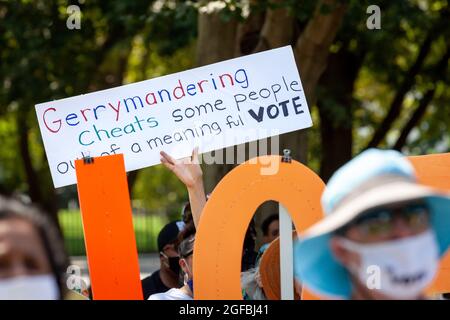 Washington, DC, USA, 24. August 2021. Im Bild: Ein Protestler hält während einer Wahlrechtskundgebung im Weißen Haus ein Zeichen gegen die gerrymandering. Die League of Women Voters, People for the American Way, Black Voters Matter und viele andere Organisationen veranstalteten die Kundgebung, um den Kongress und Präsident Biden unter Druck zu setzen, die Stimmrechte zu schützen, nachdem viele Staaten Gesetze verabschiedet hatten, die das Wählen von Minderheiten erschweren sollten. Kredit: Allison Bailey / Alamy Live Nachrichten Stockfoto