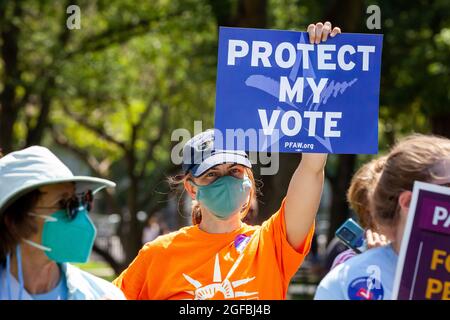 Washington, DC, USA, 24. August 2021. Im Bild: Eine Protesterin hält ein Schild, das Präsident Biden und den Kongress auffordert, ihre Stimme während einer Wahlrechtskundgebung im Weißen Haus zu schützen. Die League of Women Voters, People for the American Way, Black Voters Matter und viele andere Organisationen veranstalteten die Kundgebung, um den Kongress und Präsident Biden unter Druck zu setzen, die Stimmrechte zu schützen, nachdem viele Staaten Gesetze verabschiedet hatten, die das Wählen von Minderheiten erschweren sollten. Kredit: Allison Bailey / Alamy Live Nachrichten Stockfoto