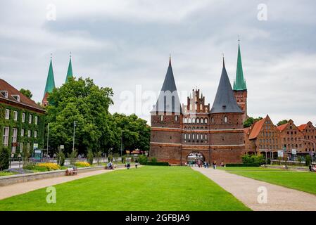 Das Holstentor ist ein Stadttor, das die westliche Grenze der Altstadt der Hansestadt Lübeck markiert. Aufgenommen in Lübeck, Deutschland am 1. Juli Stockfoto