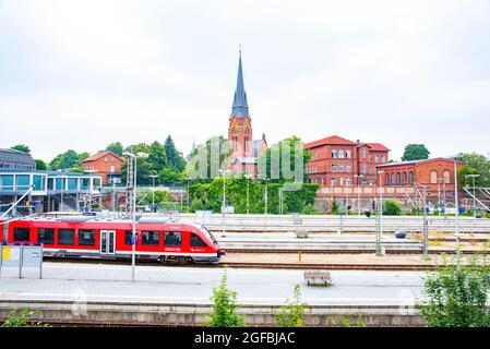 Blick auf den Zug der Deutschen Bahn im Hauptbahnhof Lübeck. Aufgenommen in Lübeck, Deutschland am 16. Juli 2016 Stockfoto