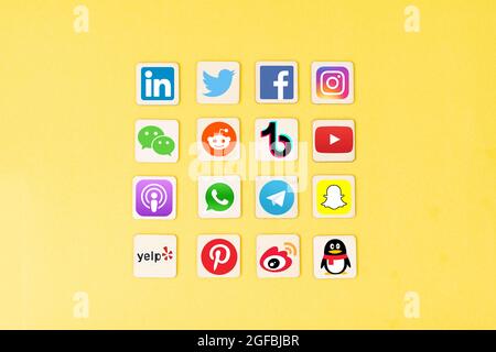 Symbole berühmter Social-Media-Apps, die weltweit verwendet werden. Socmed hat sich zu einer wichtigen Kommunikationsplattform für Nutzer entwickelt Stockfoto