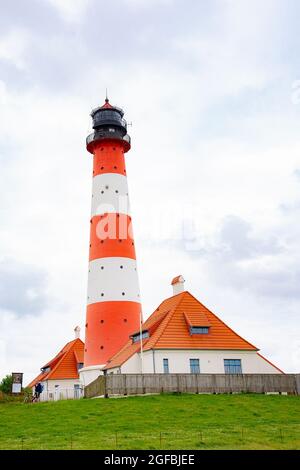 Der Westerhevers Leuchtturm, der 1908 erbaut wurde, befindet sich in Westerhever. Aufgenommen in Schleswig-Holstein, Deutschland am 17. Juli 2016 Stockfoto