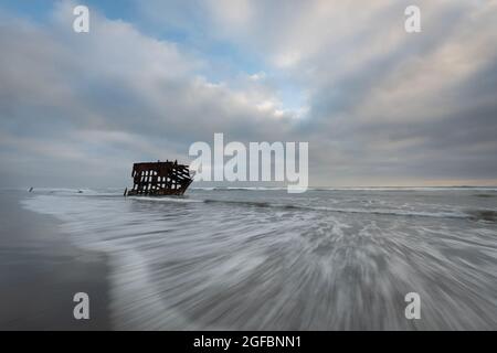 Peter Iredale Schiffswrack und Gezeiten an der Küste von Oregon, Pazifischer Nordwesten der Vereinigten Staaten Stockfoto