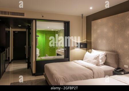 Modernes Schlafzimmer mit luxuriösem Design und begehbarer Dusche in Chiang Rai, Thailand. Stockfoto