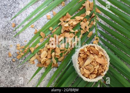 Braune Zucker geriebene Kokosnuss, wenn sie getrocknet wird, wird im Herbst und Winter zu Hause oder im Garten gegessen. Hergestellt in Vietnam, werden sie zum Kochen, Genießen verwendet Stockfoto