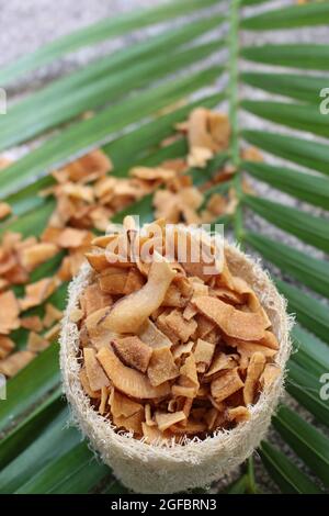 Braune Zucker geriebene Kokosnuss, wenn sie getrocknet wird, wird im Herbst und Winter zu Hause oder im Garten gegessen. Hergestellt in Vietnam, werden sie zum Kochen, Genießen verwendet Stockfoto