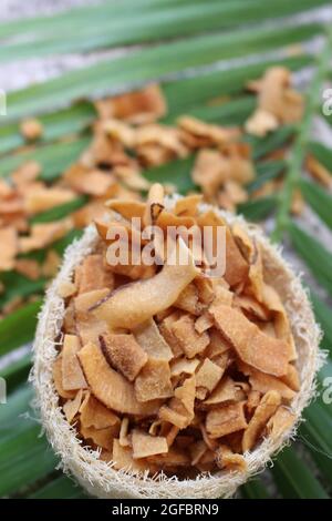 Braune Zucker geriebene Kokosnuss, wenn sie getrocknet wird, wird im Herbst und Winter zu Hause oder im Garten gegessen. Hergestellt in Vietnam, werden sie zum Kochen, Genießen verwendet Stockfoto