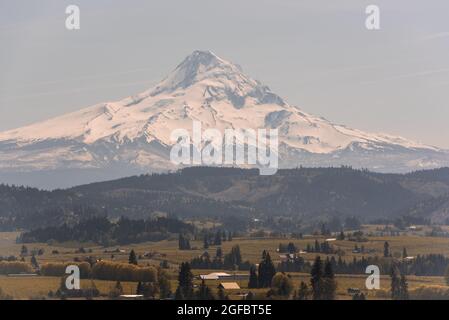Majestätischer Blick auf Mt Hood über Hood River County, Oregon Stockfoto
