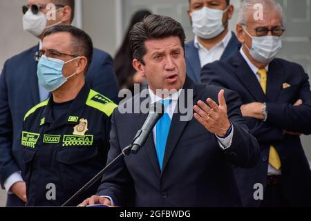 Der Generalmajor der Polizei, Jorge Luis Vargas (links), der kolumbianische Verteidigungsminister Diego Molano (im Gespräch), sprechen mit der Presse nach dem kolumbianischen Gipfel für die Sicherheit und das Leben der Bürger, als es im letzten Monat Fälle von Delikatessen, Raub und Überfällen gab, an denen Gouverneure und Bürgermeister aus den wichtigsten kolumbianischen Regionen teilnahmen, in Bogota, Kolumbien am 24. August 2021. Stockfoto