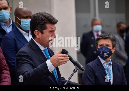 Der kolumbianische Verteidigungsminister Diego Molano (im Gespräch) und die Bürgermeisterin von Bogota Claudia Lopez (rechts) als der kolumbianische Verteidigungsminister Diego Molano, der Polizeigeneral Jorge Luis Vargas und der Bürgermeister von Bogota sprechen nach dem kolumbianischen Gipfel für die Sicherheit der Bürger und das Leben als Delikte mit der Presse, Raub und Überfälle hatten sich im letzten Monat ereignete, als Gouverneure und Bürgermeister aus den wichtigsten Regionen Kolumbiens am 24. August 2021 in Bogota, Kolumbien, teilnahmen. Stockfoto