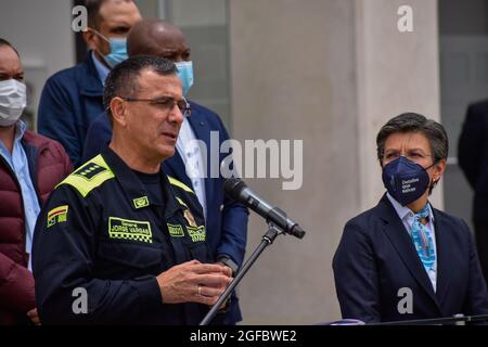 Der kolumbianische Generalmajor der Polizei Jorge Luis Vargas (im Gespräch) und die Bürgermeisterin Claudia Lopez (rechts) als kolumbianischer Verteidigungsminister Diego Molano, der Generalmajor der Polizei Jorge Luis Vargas und der Bürgermeister von Bogota sprechen nach dem kolumbianischen Gipfel für die Sicherheit der Bürger und das Leben als Fälle von Delikte mit der Presse, Raub und Überfälle hatten sich im letzten Monat ereignete, als Gouverneure und Bürgermeister aus den wichtigsten Regionen Kolumbiens am 24. August 2021 in Bogota, Kolumbien, teilnahmen. Stockfoto