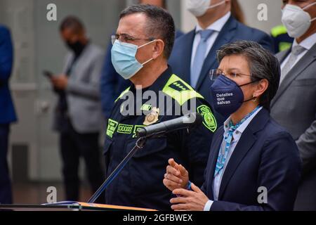 Bogotas Bürgermeisterin Claudia Lopez (im Gespräch) und der kolumbianische Polizeihauptmann Jorge Luis Vargas (links) während der kolumbianische Verteidigungsminister Diego Molano, der Polizeihauptmann Jorge Luis Vargas und der Bürgermeister von Bogota nach dem kolumbianischen Gipfel für die Sicherheit der Bürger und das Leben als Fälle von Delikte mit der Presse sprechen, Raub und Überfälle hatten sich im letzten Monat ereignete, als Gouverneure und Bürgermeister aus den wichtigsten Regionen Kolumbiens am 24. August 2021 in Bogota, Kolumbien, teilnahmen. Stockfoto