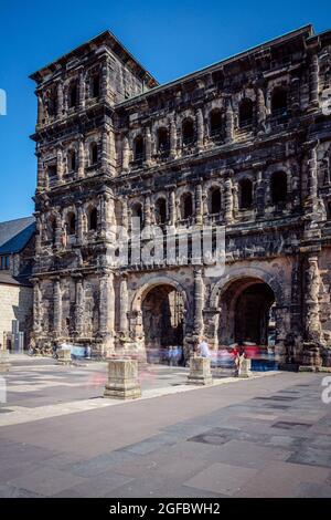 Touristen vor der Porta Nigra, dem großen römischen Stadttor in Trier, Rheinland-Pfalz, Deutschland Stockfoto