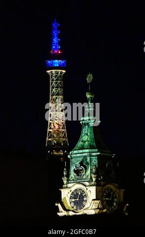 Prag, Tschechische Republik. August 2021. Der Aussichtsturm Petrin, links, wird in ukrainischen Farben beleuchtet, um den 30. Jahrestag der Unabhängigkeit der Ukraine am 24. August 2021 in Prag, Tschechien, zu begehen. Kredit: Roman Vondrous/CTK Foto/Alamy Live Nachrichten Stockfoto