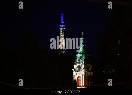 Prag, Tschechische Republik. August 2021. Der Aussichtsturm Petrin, links, wird in ukrainischen Farben beleuchtet, um den 30. Jahrestag der Unabhängigkeit der Ukraine am 24. August 2021 in Prag, Tschechien, zu begehen. Kredit: Roman Vondrous/CTK Foto/Alamy Live Nachrichten Stockfoto