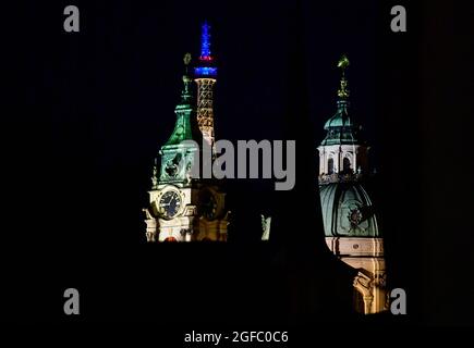 Prag, Tschechische Republik. August 2021. Der Aussichtsturm Petrin, Zentrum, wird in ukrainischen Farben beleuchtet, um den 30. Jahrestag der Unabhängigkeit der Ukraine am 24. August 2021 in Prag, Tschechische Republik, zu begehen. Kredit: Roman Vondrous/CTK Foto/Alamy Live Nachrichten Stockfoto