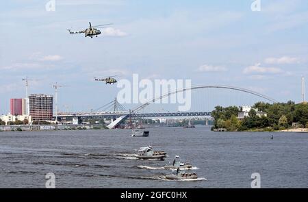 Nicht exklusiv: KIEW, UKRAINE - 24. AUGUST 2021 - Wildard Cutters werden während der Parade auf dem Dnipro River im Rahmen der 30. Unabhängigkeit gesehen Stockfoto