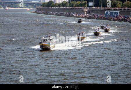 Nicht exklusiv: KIEW, UKRAINE - 24. AUGUST 2021 - während der Parade am Dnipro-Fluss, die am 30. August stattfand, werden die Cutter der Polizeistreife gesehen Stockfoto