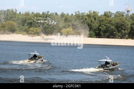 Nicht exklusiv: KIEW, UKRAINE - 24. AUGUST 2021 - Wildard Cutters werden während der Parade auf dem Dnipro River im Rahmen der 30. Unabhängigkeit gesehen Stockfoto