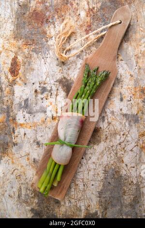 Zweiter Kurs von Schwertfisch und Spargel Beilage Stockfoto