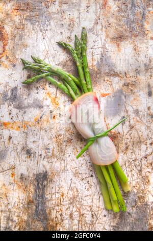 Zweiter Kurs von Schwertfisch und Spargel Beilage Stockfoto