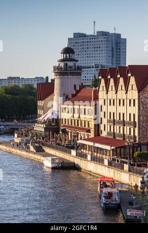 Königsberg, Russland - 29. Juli 2021: Fischerdorf. Bezirk von der Stadt von Königsberg, vertikales Foto mit Leuchtturm-Turm Stockfoto