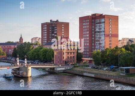 Königsberg, Russland - 29. Juli 2021: Blick auf die Straße mit der Jubilee-Brücke, einer Fußgängerzugbrücke über den Pregolja-Fluss in Königsberg Stockfoto