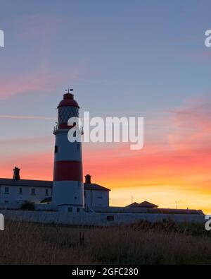 Der Souter Lighthouse steht an der Nordseeküste in Whitburn, in der Nähe von Sunderland in Tyne and Wear. Aufgenommen bei Sonnenuntergang. Stockfoto