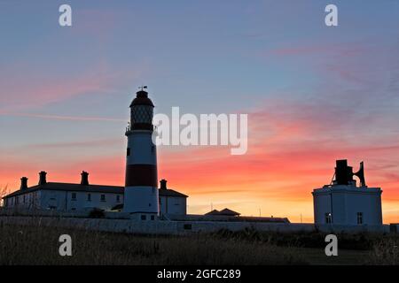 Der Souter Lighthouse steht an der Nordseeküste in Whitburn, in der Nähe von Sunderland in Tyne and Wear. Aufgenommen bei Sonnenuntergang. Stockfoto