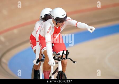 Am ersten Tag der Paralympischen Spiele in Tokio 2020 feiern die Polens Marcin Polak und Michal Ladosz den Bronzemieg im Einzel-Verfolgungsfinale der Männer B 4000 m auf dem Izu Velodrome. Bilddatum: Mittwoch, 25. August 2021. Stockfoto