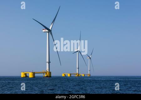 Viana Do Castelo, Portugal. August 2021. Gesamtansicht der drei Windturbinen vor der Küste von Viana do Castelo.der Windfloat Atlantic ist ein Windenergieprojekt, das 20 Kilometer vor der Küste von Viana do Castelo im Norden Portugals liegt. Dieser schwimmende Windpark ist der erste in Kontinentaleuropa und kann in einem Jahr Energie für 60,000 Haushalte erzeugen. Die drei Windenergieanlagen, aus denen der schwimmende Windpark besteht, können eine installierte Leistung von 25 MW liefern. Kredit: SOPA Images Limited/Alamy Live Nachrichten Stockfoto