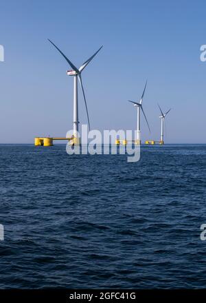 Viana Do Castelo, Portugal. August 2021. Gesamtansicht der drei Windturbinen vor der Küste von Viana do Castelo.der Windfloat Atlantic ist ein Windenergieprojekt, das 20 Kilometer vor der Küste von Viana do Castelo im Norden Portugals liegt. Dieser schwimmende Windpark ist der erste in Kontinentaleuropa und kann in einem Jahr Energie für 60,000 Haushalte erzeugen. Die drei Windenergieanlagen, aus denen der schwimmende Windpark besteht, können eine installierte Leistung von 25 MW liefern. (Foto von Hugo Amaral/SOPA Images/Sipa USA) Quelle: SIPA USA/Alamy Live News Stockfoto