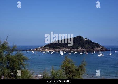 San Sebastian, Spanien. August 2021. Blick auf die Bucht des Strandes von Concha mit der Insel Santa Clara in San Sebastian Guipuzkoa.der Strand von La Concha ist eines der besten touristischen Gebiete in San Sebastián, im Herzen der Stadt gelegen, bietet es dem Besucher die Möglichkeit, herrliche Ausblicke zu genießen, Wie die Bucht in Form einer Muschel mit der Insel Santa Clara in der Mitte und an den Seiten die Urgull- und Igeldo-Berge. (Foto von Ramon Costa/SOPA Images/Sipa USA) Quelle: SIPA USA/Alamy Live News Stockfoto