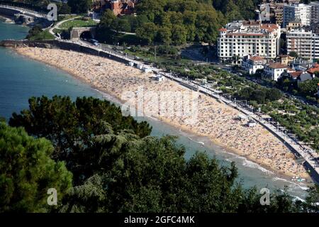 San Sebastian, Spanien. August 2021. Luftaufnahme der Menschen am Strand La Concha in San Sebastian Guipuzkoa.der Strand La Concha ist eines der besten touristischen Gebiete in San Sebastián, im Herzen der Stadt gelegen, bietet es dem Besucher die Möglichkeit, herrliche Ausblicke zu genießen, Wie die Bucht in Form einer Muschel mit der Insel Santa Clara in der Mitte und an den Seiten die Urgull- und Igeldo-Berge. (Foto von Ramon Costa/SOPA Images/Sipa USA) Quelle: SIPA USA/Alamy Live News Stockfoto