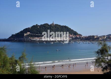 San Sebastian, Spanien. August 2021. Blick auf den Strand der Concha mit dem Igueldo-Berg in San Sebastian Guipuzkoa.der Strand La Concha ist eines der besten touristischen Gebiete in San Sebastián, im Herzen der Stadt gelegen, bietet es dem Besucher die Möglichkeit, herrliche Ausblicke zu genießen, Wie die Bucht in Form einer Muschel mit der Insel Santa Clara in der Mitte und an den Seiten die Urgull- und Igeldo-Berge. (Foto von Ramon Costa/SOPA Images/Sipa USA) Quelle: SIPA USA/Alamy Live News Stockfoto